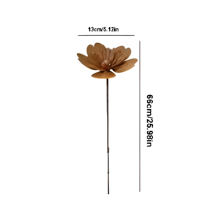 Ambiance jardin: piquet fleur en métal rouillé, décoration extérieure avec support pour bougie, style rustique.