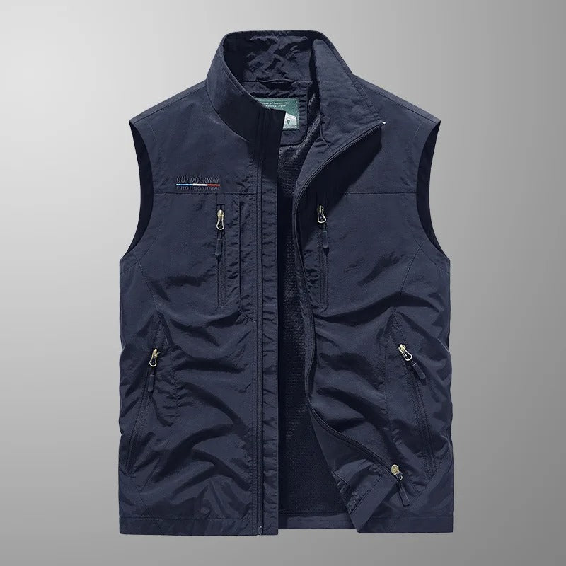 Gilet utilitaire sans manches, robuste et confortable, parfait pour hommes actifs et besoins de rangement.