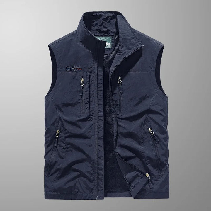 Gilet utilitaire sans manches, robuste et confortable, parfait pour hommes actifs et besoins de rangement.