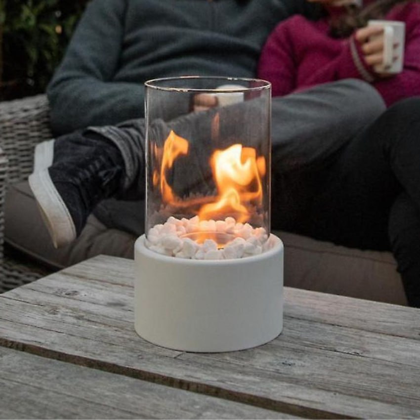 Éclairage d'ambiance romantique avec cette lampe à huile en verre et métal, sublime pour toute décoration.