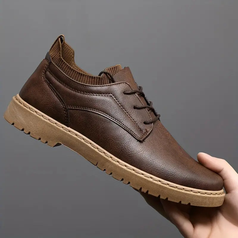 Chaussures hommes marron à lacets, confortables pour le quotidien. Idéales pour un look décontracté élégant.
