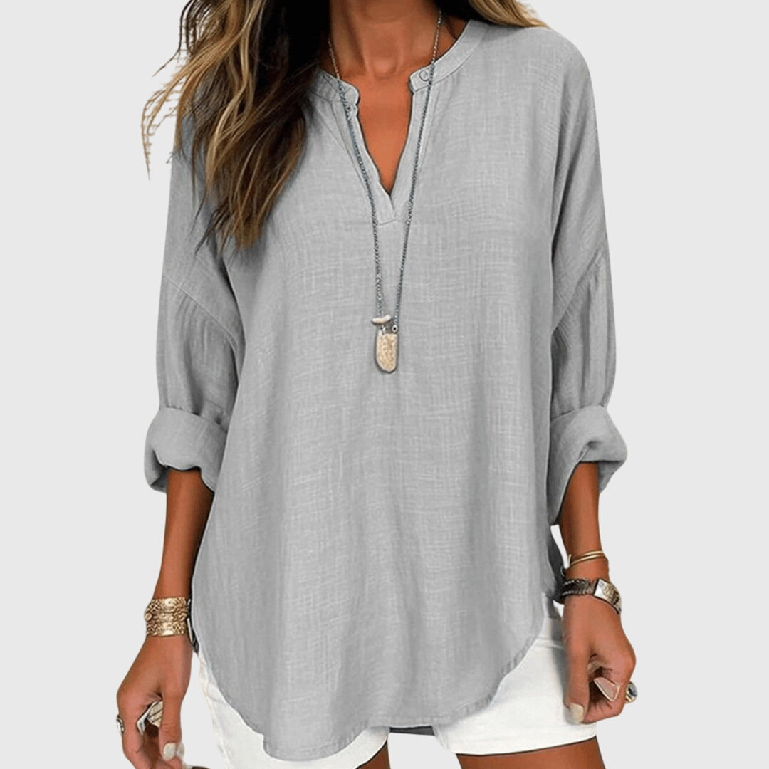 Chemise de plage fluide femme, tissu léger et aéré, élégante et confortable pour les chaudes journées d'été.