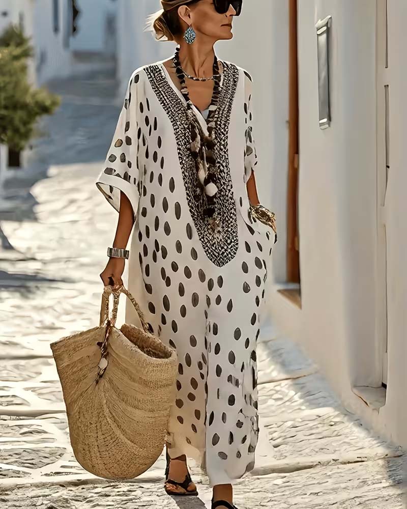 Élégante robe kaftan femme avec broderie ethnique détaillée et pois chics. Look estival décontracté.