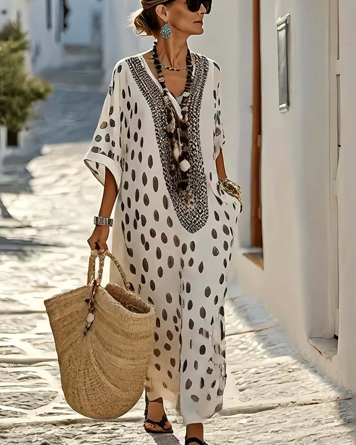 Élégante robe kaftan femme avec broderie ethnique détaillée et pois chics. Look estival décontracté.