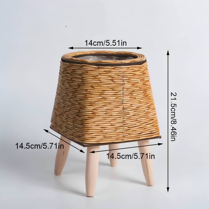 Support de plante surélevé en rotin synthétique, pot avec pieds en bois, pour un look chic.