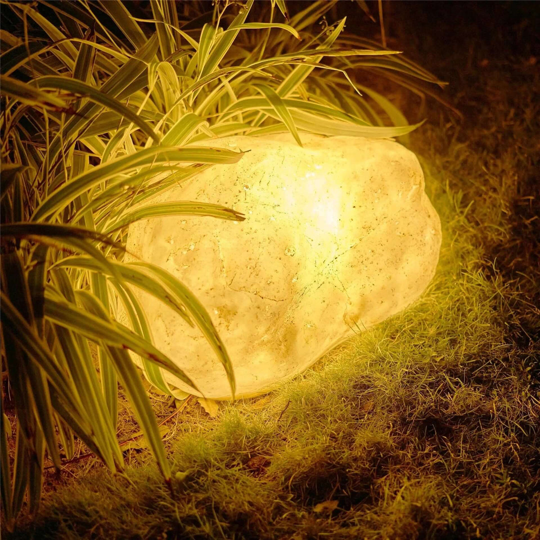 Lampe de jardin solaire résistante aux intempéries, design pierre naturelle. Luminaire extérieur durable pour votre décor.
