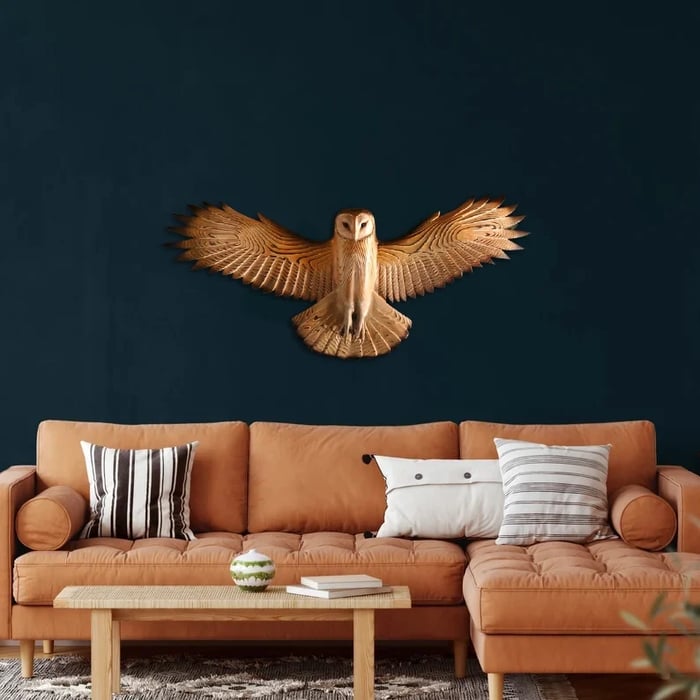 Artisanat mural : hibou en bois sculpté avec détails fins, ajoute du caractère à votre décoration intérieure.