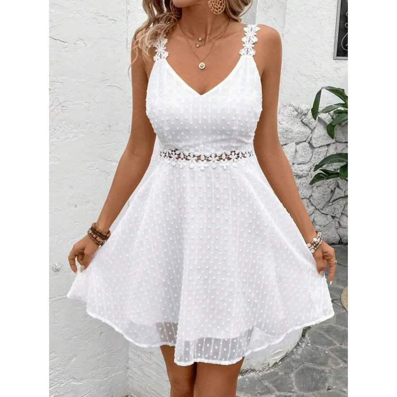 Modèle de robe élégante femme avec bretelles ajustables et détails de dentelle raffinés.