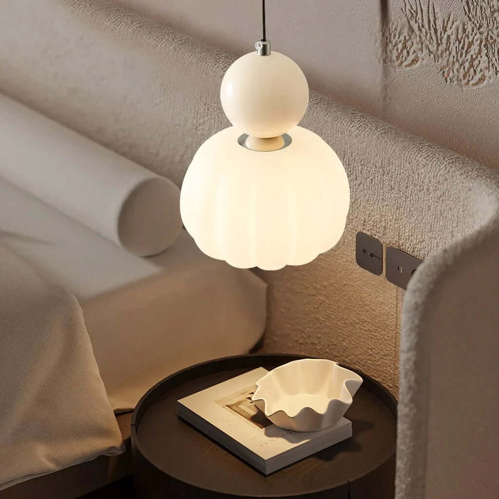 Luminaire suspension design Art Déco crème, éclairage chic pour salon.