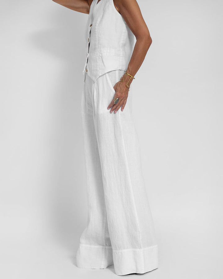 Gilet et pantalon ample en lin, ensemble chic et confortable pour l'été.