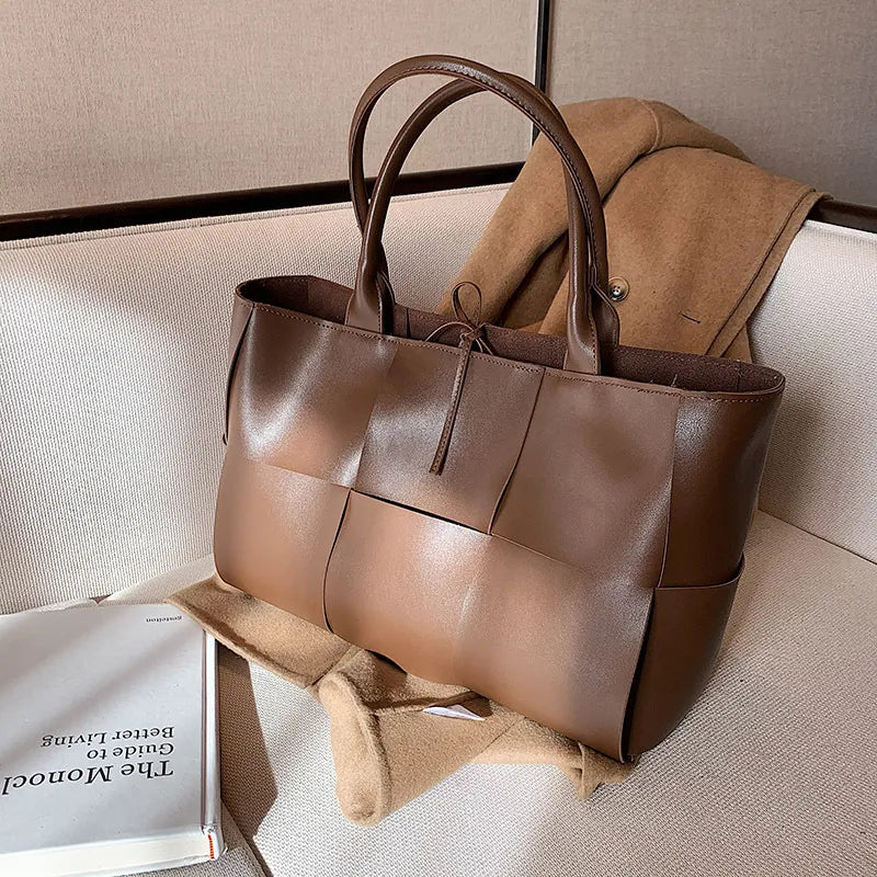 Grand sac cabas tressé pour femmes, style élégant et spacieux. Parfait pour le travail.