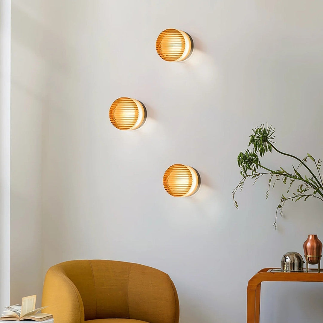 Éclairage extérieur LED design, applique murale moderne et économe pour façade de maison.