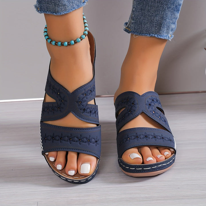 Sandales femme compensées ouvertes, style chic et confortable. Idéales pour la mode estivale.