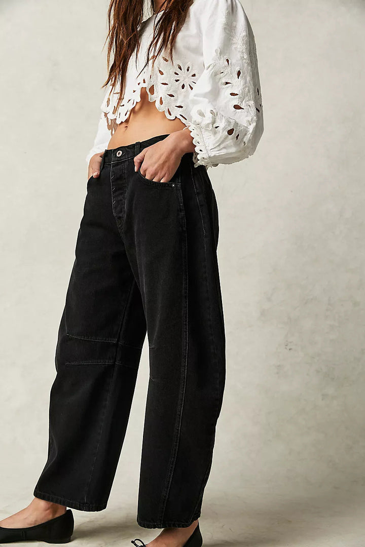Jean femme décontracté, coupe ample et taille moyenne, très tendance.