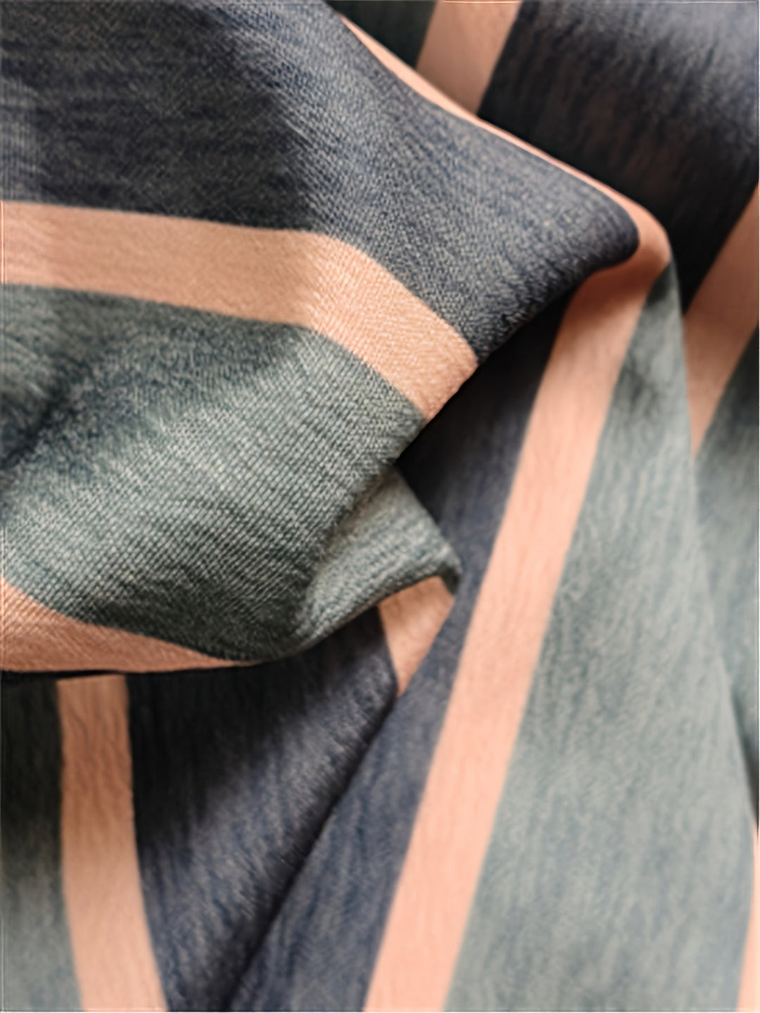 Chemise femme rayée élégante, manches longues. Un chemisier boutonné idéal pour une tenue de bureau ou un look casual chic.