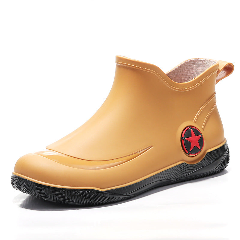 Paire de bottes de pluie courtes pour hommes, imperméables et sans lacets, alliant mode masculine et protection pluie.