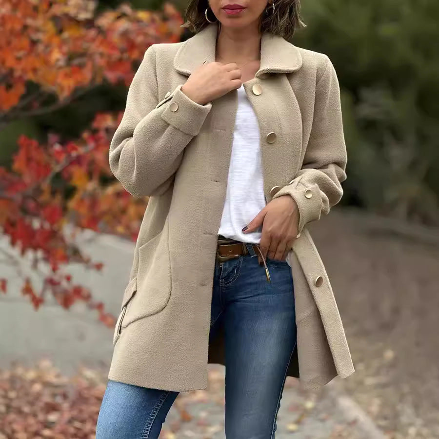 Veste femme chic et décontractée avec col polo et laçage. Idéale pour un look tendance en hiver.