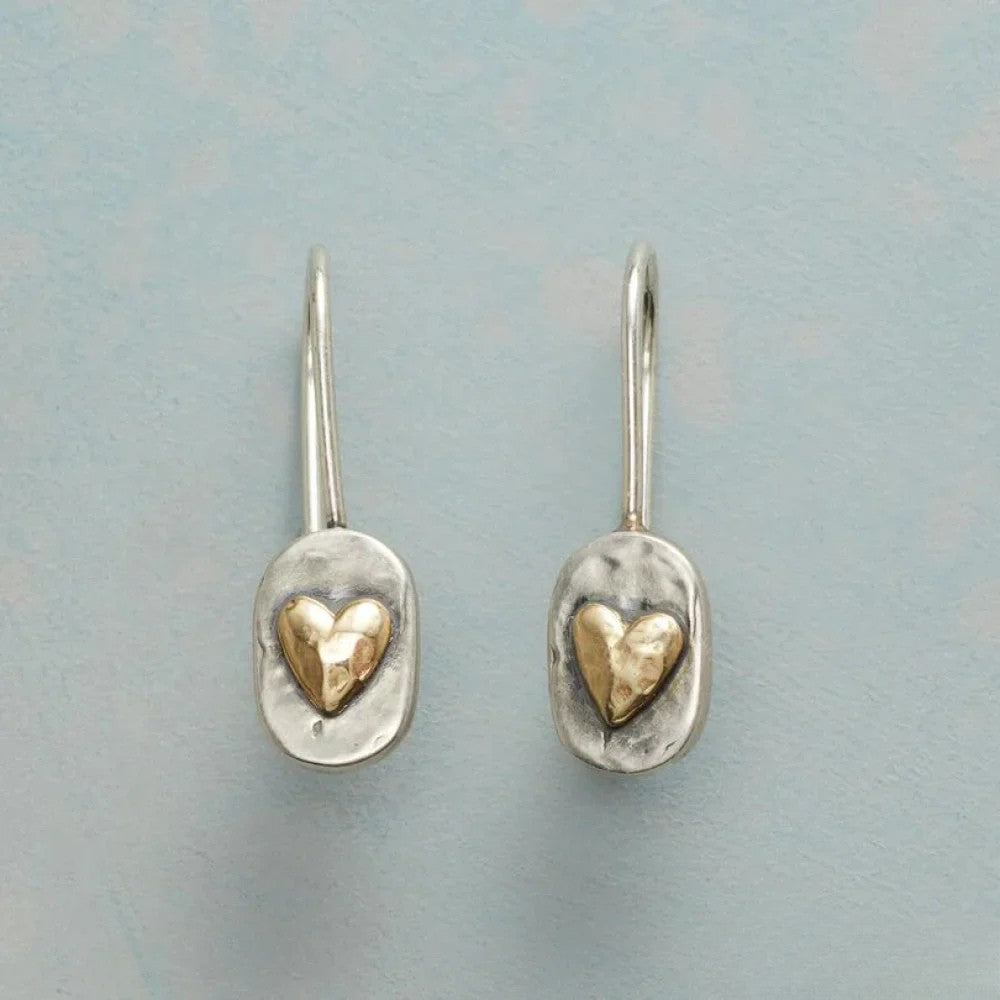 Boucles d'oreilles pendantes vintage pour femme, design cœur doré élégant, un bijou tendance.