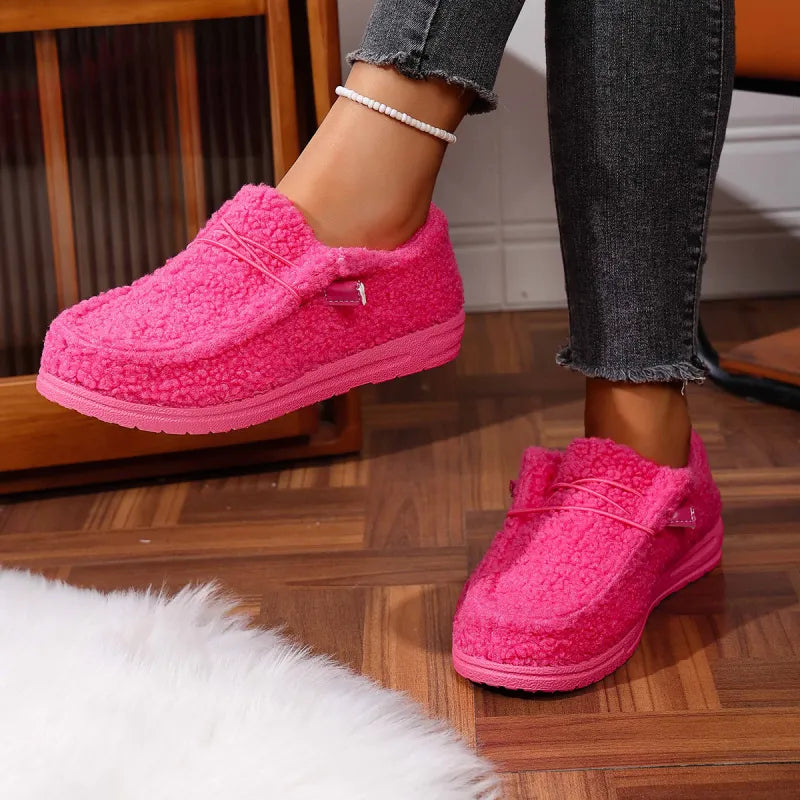 Chaussons d'intérieur teddy pour femme, procurant une sensation de chaleur et de bien-être en hiver.