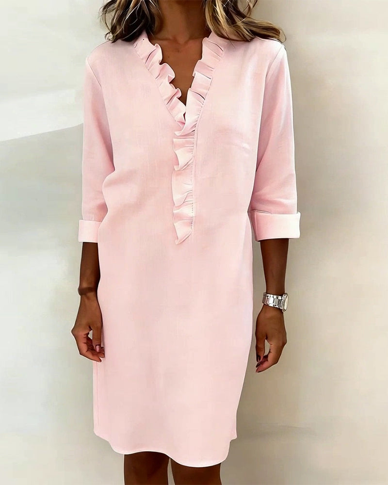 Robe femme chic décontractée, col V avec volants, coupe droite moderne.