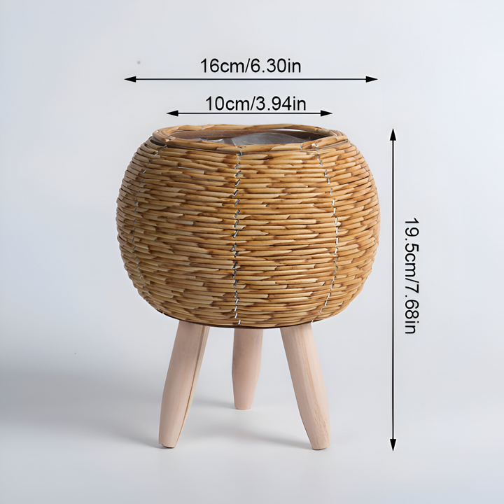 Accessoire maison, pot de fleurs en rotin synthétique et bois clair, style nordique épuré.