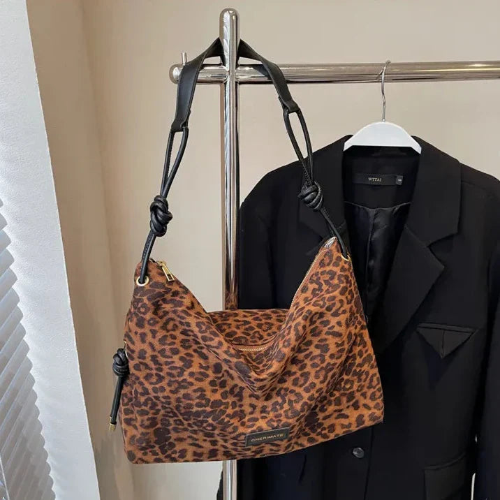 Sac à bandoulière léopard marron en suédine pour femme, style hobo chic, avec motif animal sauvage.
