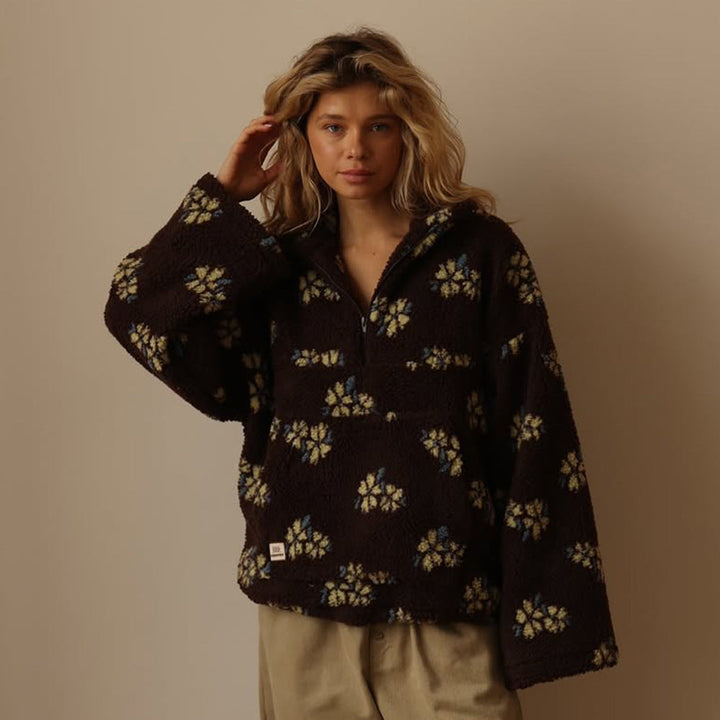 Poche pratique du sweat-shirt zippé ample femme, idéale pour mains ou petits objets, style décontracté.