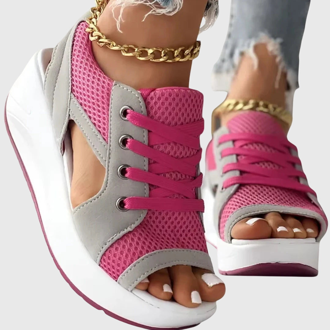 Sandales femme polyvalentes à bout ouvert et semelle compensée, alliant style moderne et confort estival.