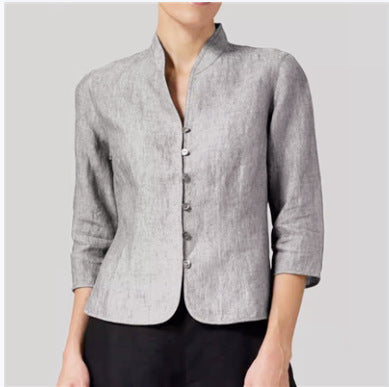 Chemisier femme ajusté élégant, col montant et décolleté V. Parfait pour la mode féminine chic.