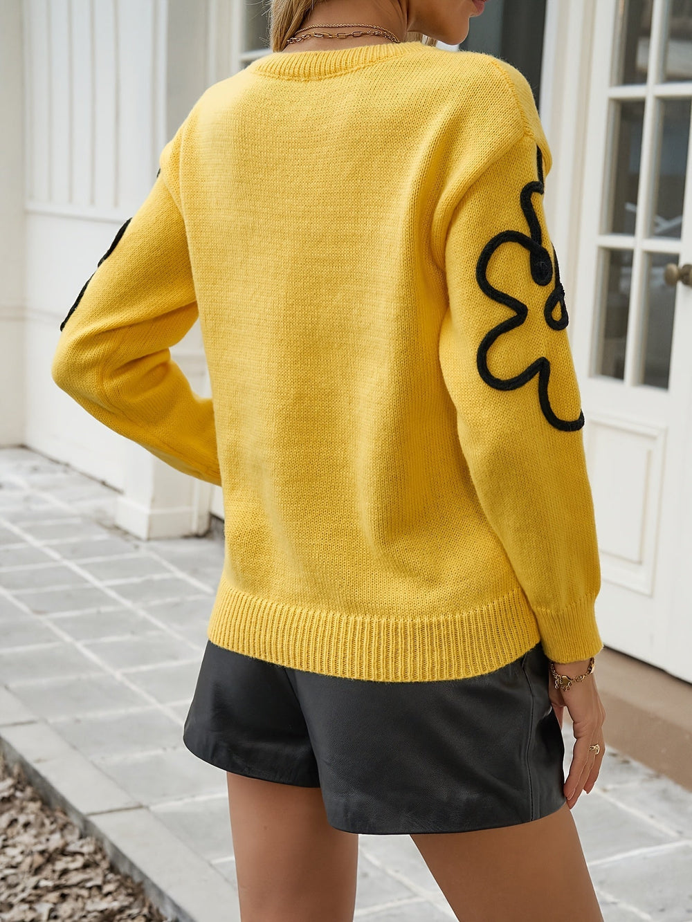 Pull femme confortable et chic, col rond, motifs floraux brodés. Parfait pour toute saison.