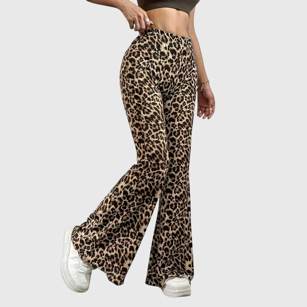 Pantalon bootcut femme à imprimé léopard audacieux. Chic, mode et parfait pour un look de soirée tendance.