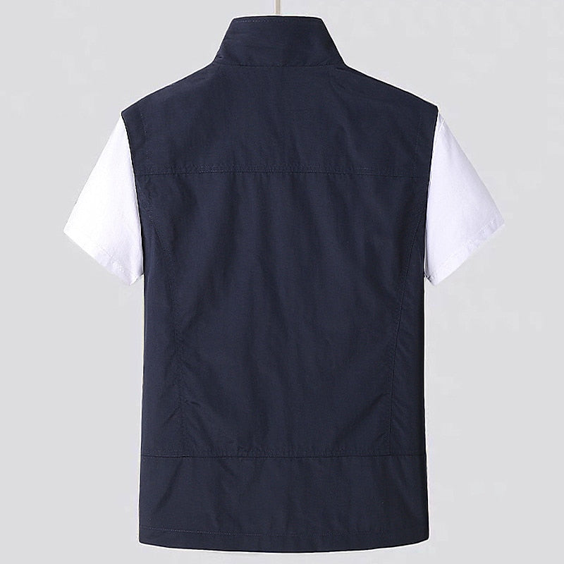 Gilet utilitaire sans manches homme pour la pêche et la randonnée, avec de multiples poches pratiques, tissu respirant.