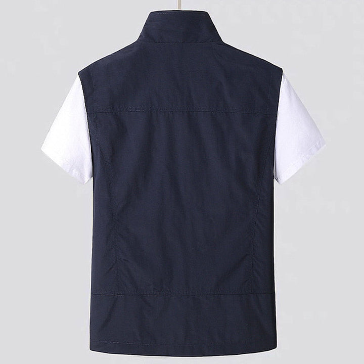 Gilet utilitaire sans manches homme pour la pêche et la randonnée, avec de multiples poches pratiques, tissu respirant.