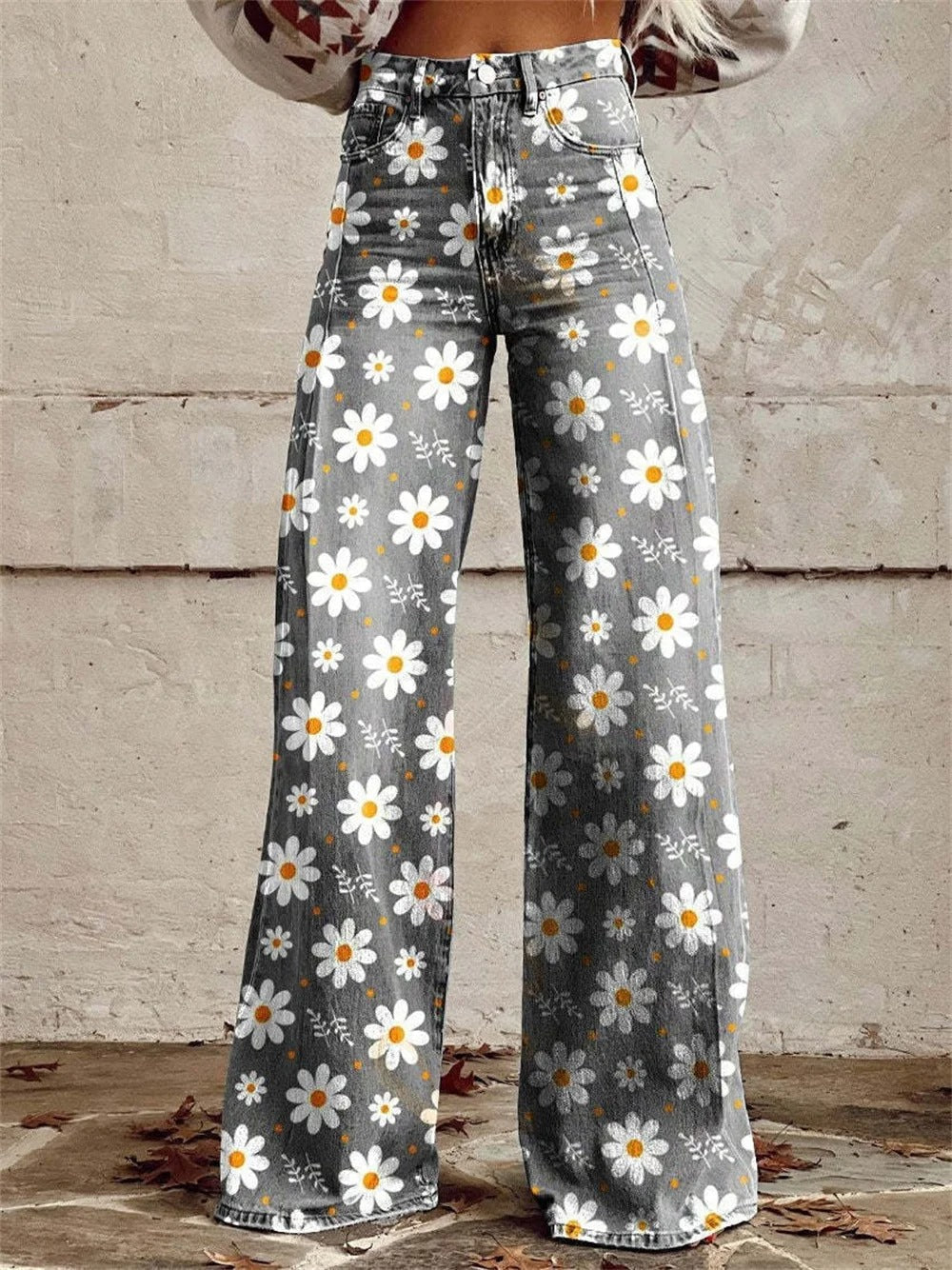 Pantalon fluide femme coupe large à motif floral tendance. Idéal pour un style d'été décontracté.