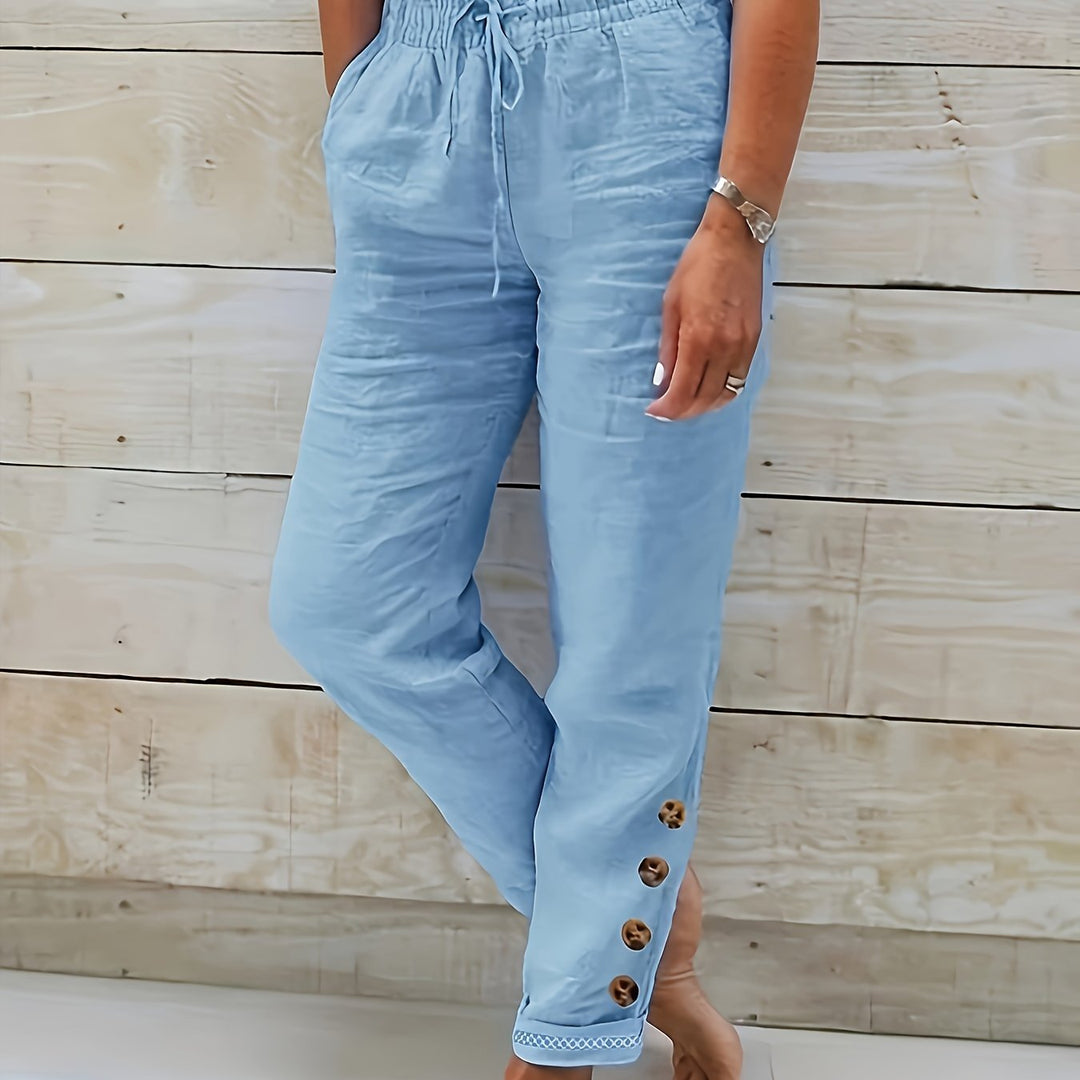 Pantalon femme confortable en tissu doux, coupe droite ajustée pour le quotidien.