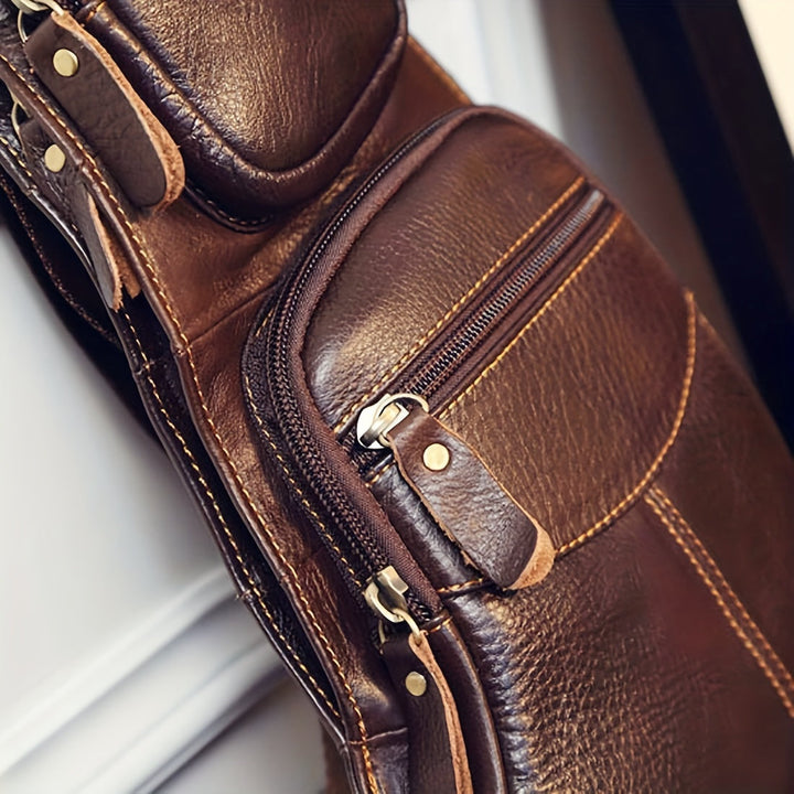 Sac bandoulière en cuir vintage compact avec rangement optimisé, idéal pour l'organisation en voyage.