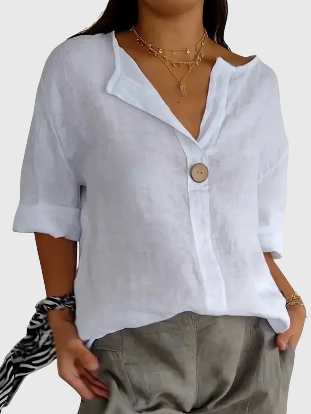 Chemisier femme élégant et polyvalent. Blouse fluide, idéale pour le bureau ou une sortie décontractée en été.
