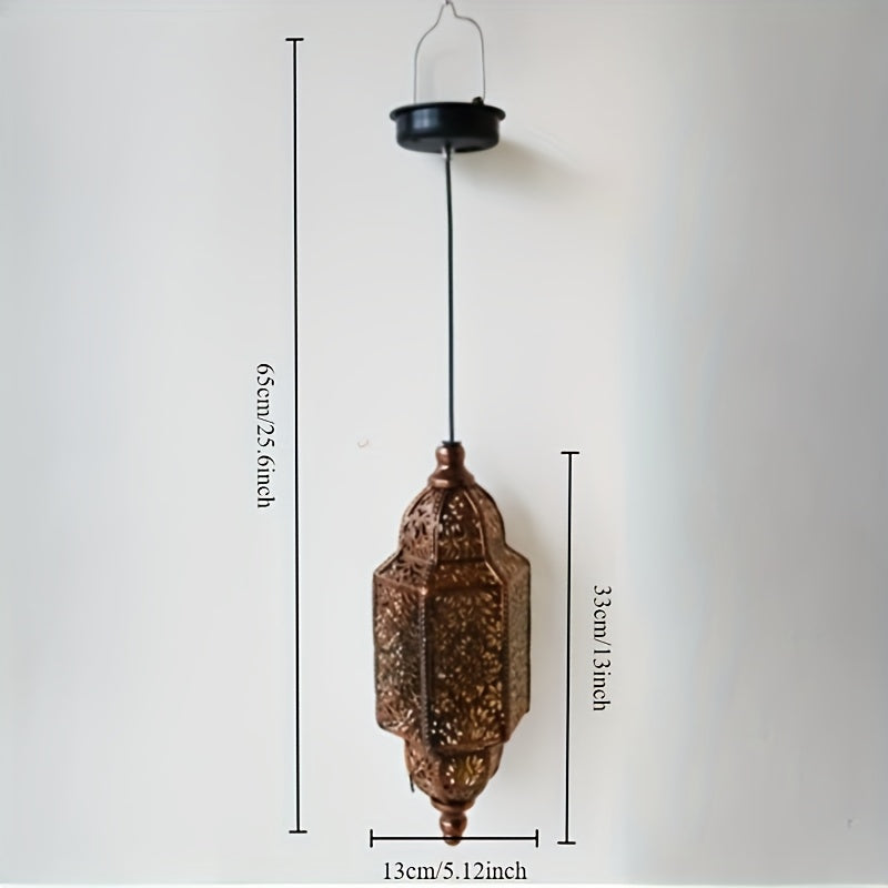 Ambiance vintage: Lanterne solaire marocaine en métal ajouré, parfaite pour terrasse et balcon.