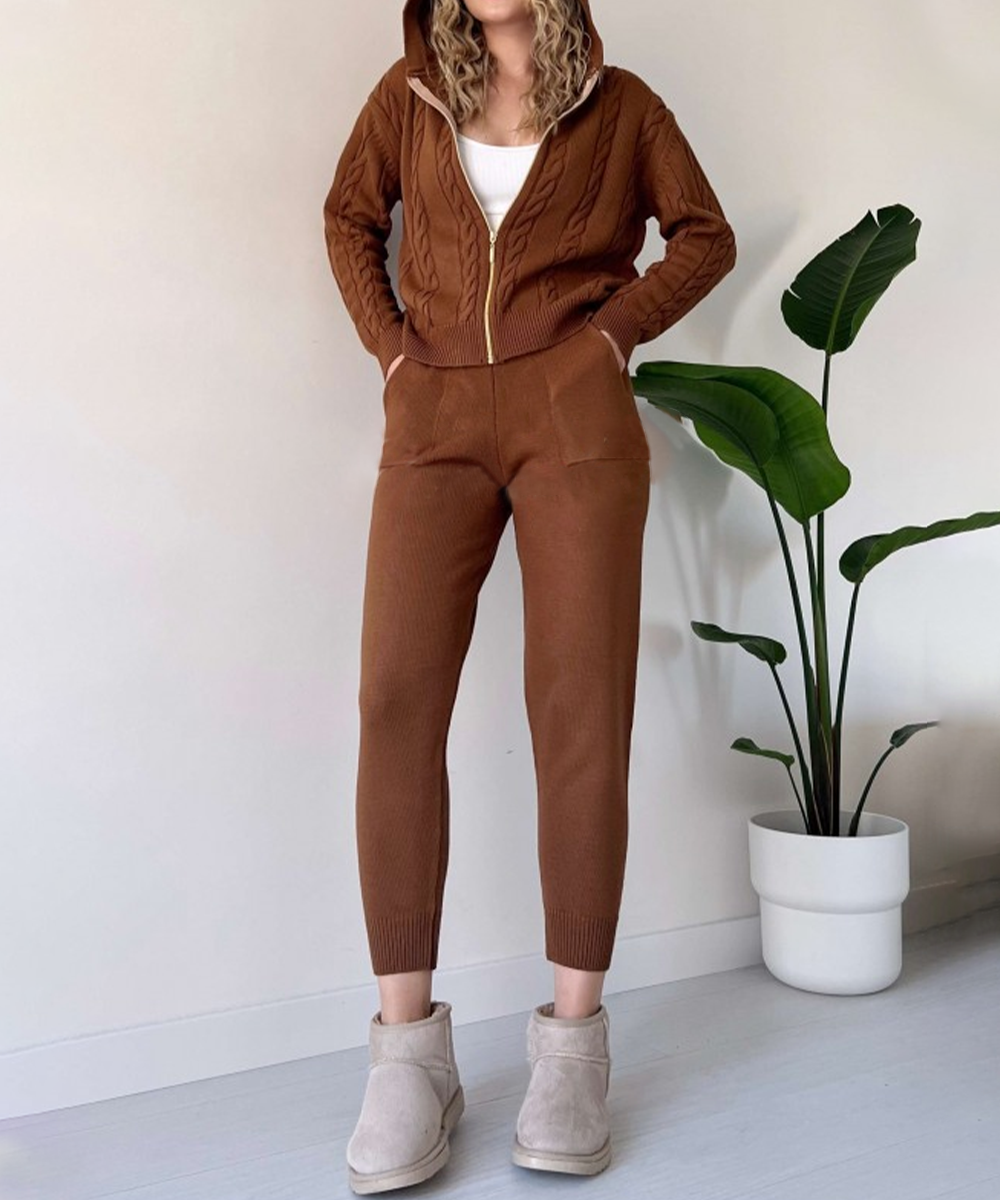 Ensemble hiver femme marron stylé, deux pièces. Mode féminine décontractée, confortable et élégante pour l'hiver.