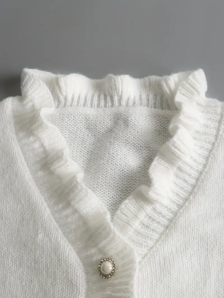 Pull élégant et doux pour femme en blanc. Confortable et à la mode, parfait pour le style français automnal.