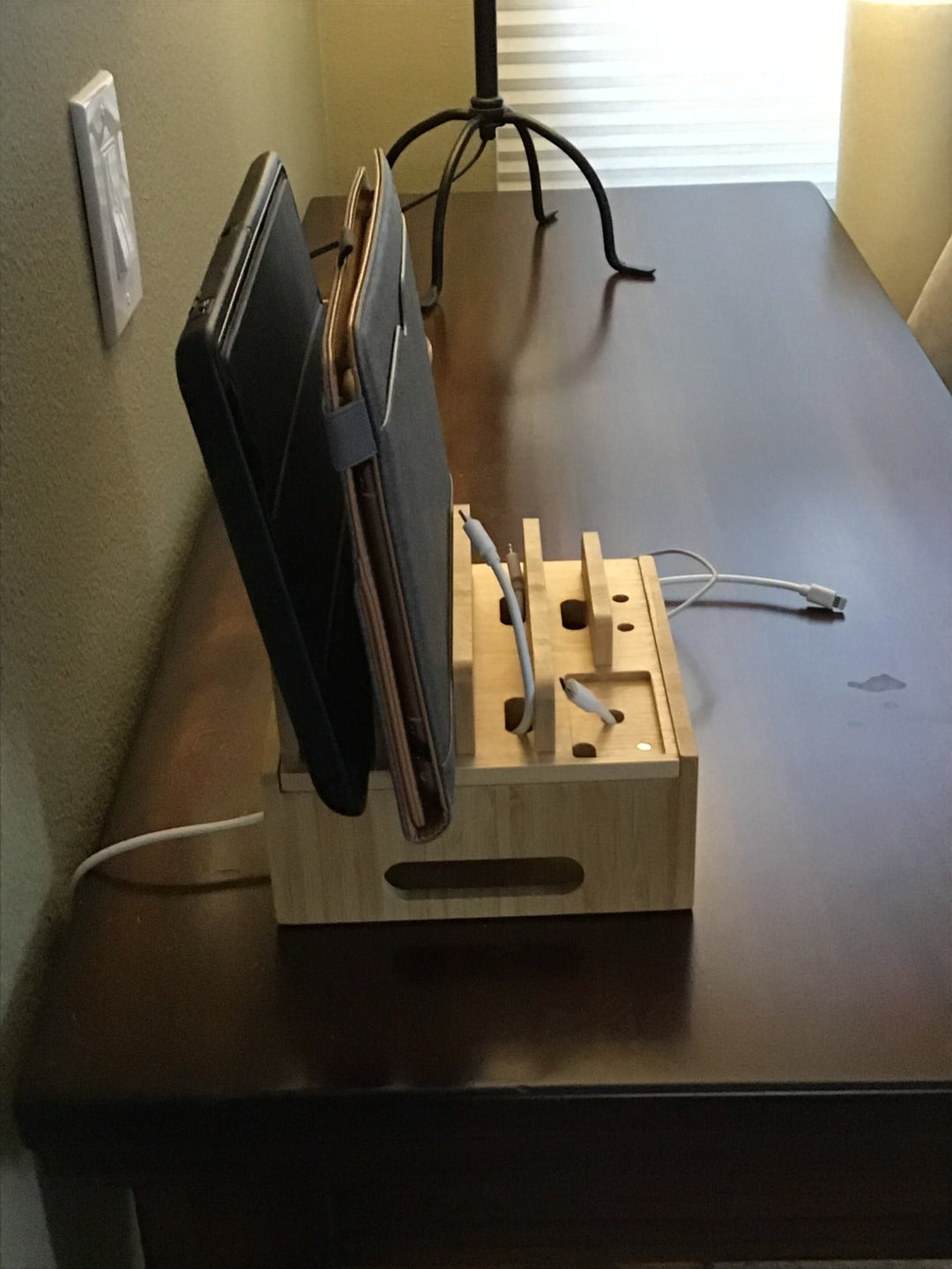 Vue détaillée : station de charge USB en bambou avec compartiments. Solution gestion câbles.