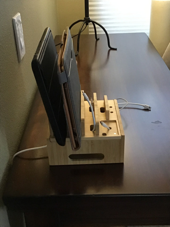 Vue détaillée : station de charge USB en bambou avec compartiments. Solution gestion câbles.