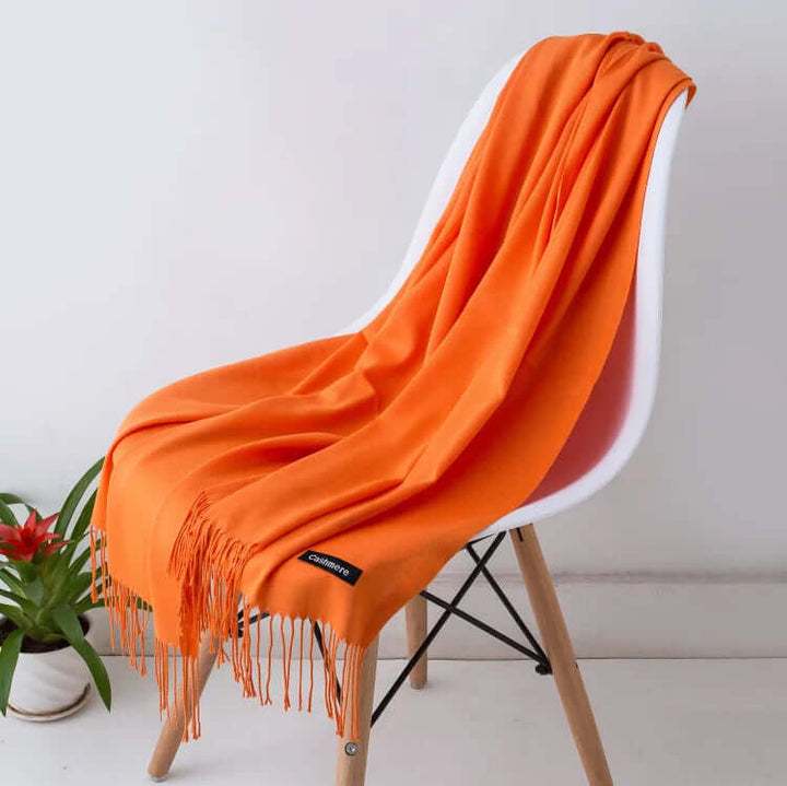 Écharpe femme douce, un accessoire élégant pour compléter votre look avec raffinement.