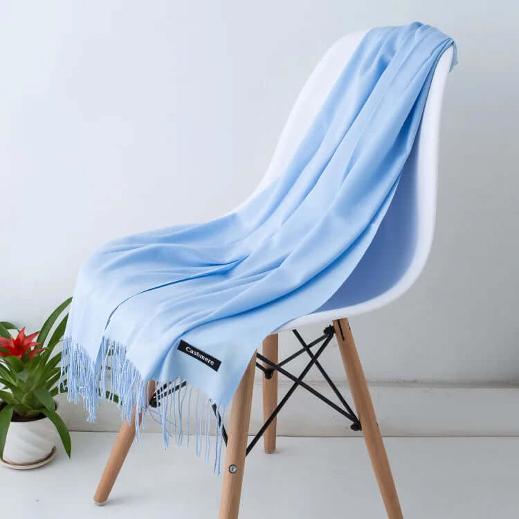 Apportez chaleur légère et élégance avec cette écharpe femme polyvalente et confortable.