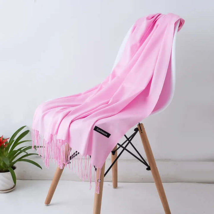 Écharpe femme élégante et douce, l'accessoire mode féminin par excellence pour un cadeau.
