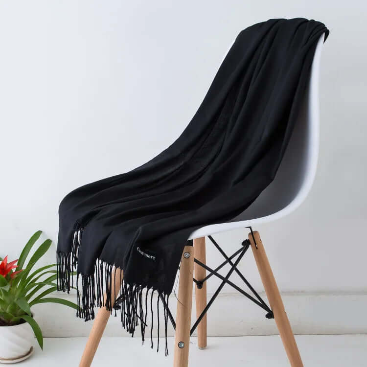 Chaleur légère et style sophistiqué avec cette écharpe femme douce et chic.