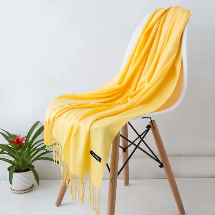 Complétez votre tenue avec cette écharpe femme douce, chic et polyvalente, très mode.