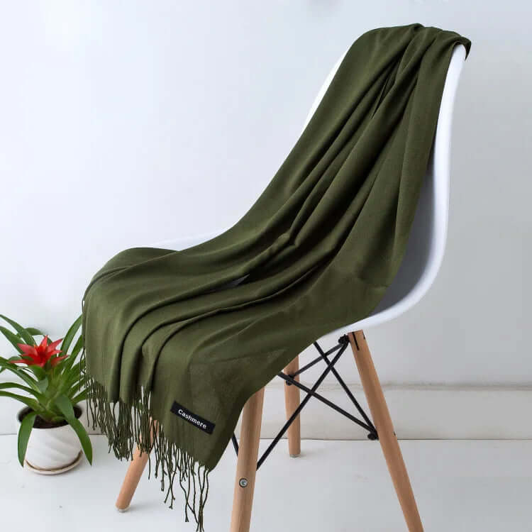 La polyvalence d'une écharpe femme douce, élégante et chaleureuse pour un look mode.