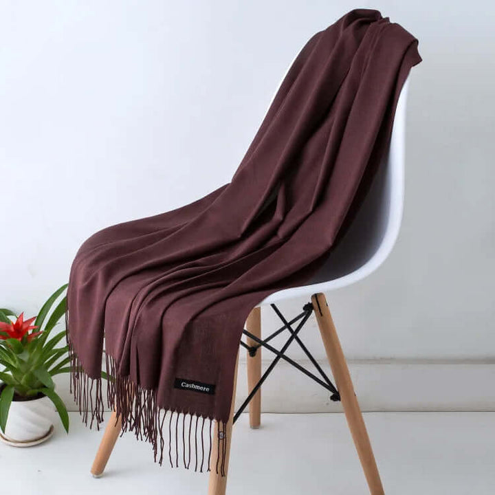 Mettez en valeur votre style avec cette écharpe femme douce et élégante, très tendance.