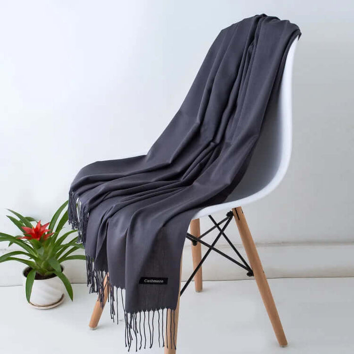 Écharpe femme douce et élégante, l'accessoire polyvalent de la mode féminine actuelle.